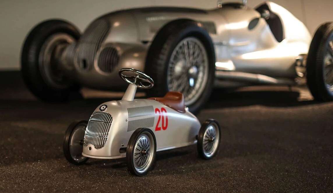 baghera játékautó egy mercedes előtt. 