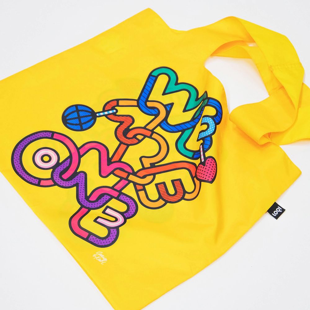 Sárga alapon színes szövegő Loqi bevásárló táska