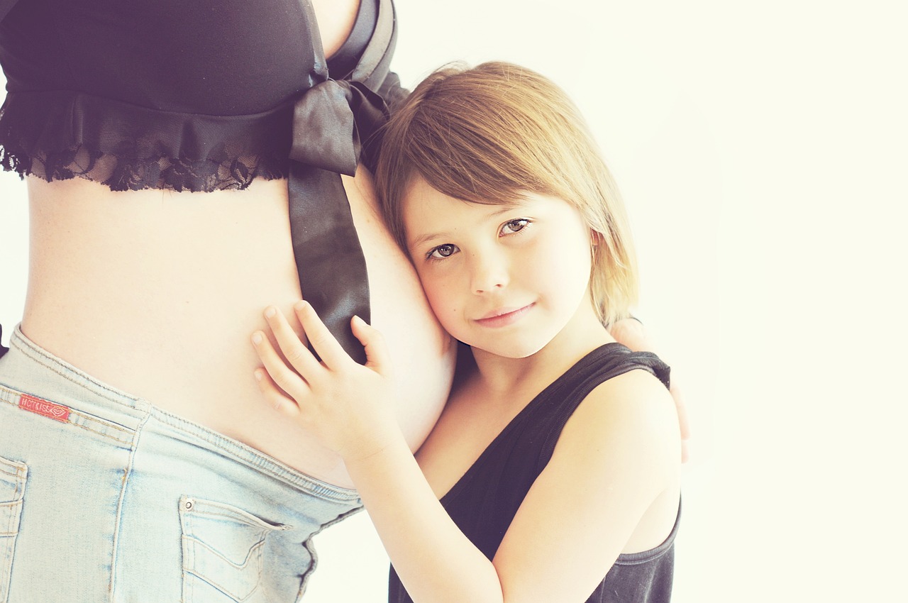 terhes nő és egy kislány