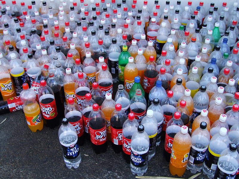 műanyag vizes és üdítős palackok