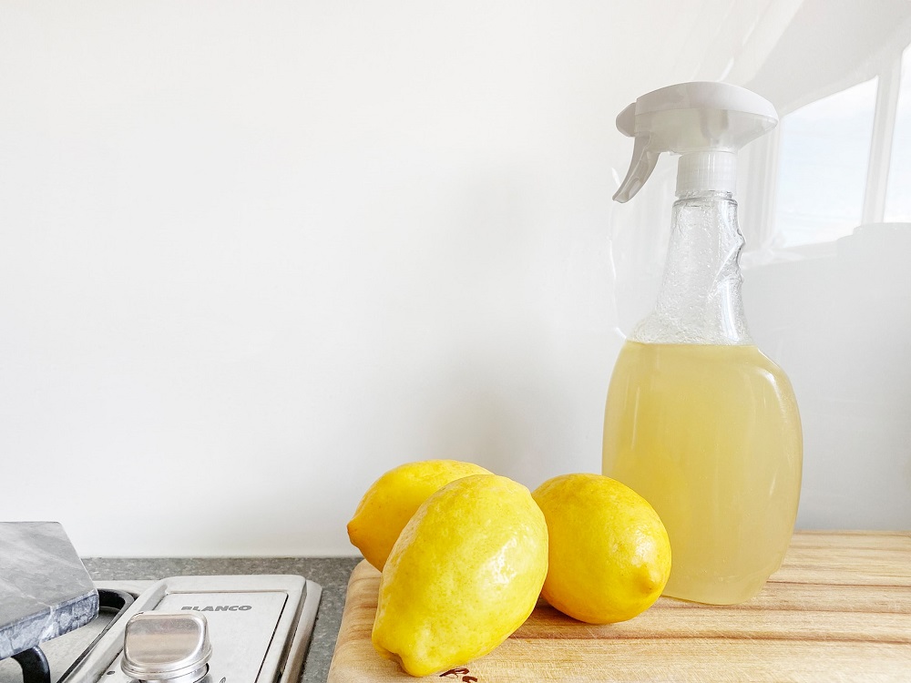 citromos tisztítószer egy asztalon