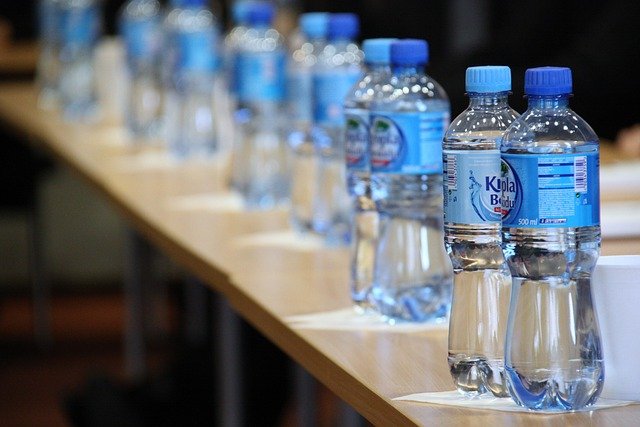 egyszerhasználható műanyag vizes palack